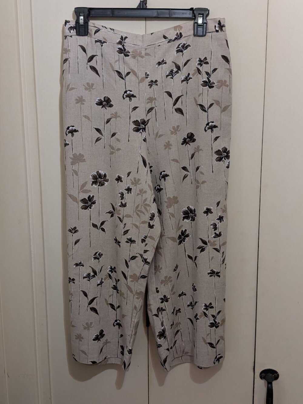 Simply cute Alfred Dunner Cropped Pants -Tan w-Brn Floral -Sz 12p -55%Lin-45%Ray